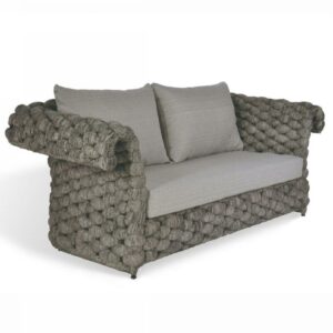 Sofá Lika elaborado com tricô náutico e estrutura de alumínio.